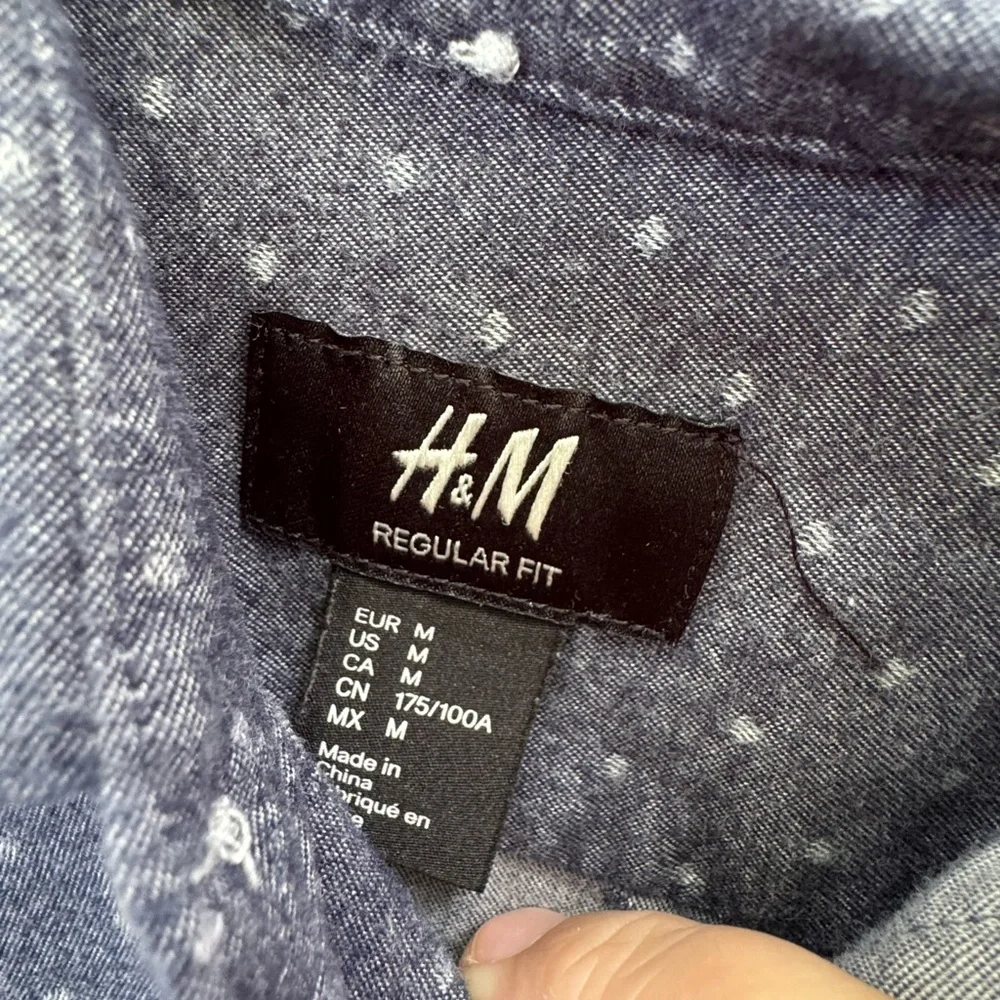 H&M Blue Casual Button Down Shirt with Classic Collar size Medium - Picture 8 of 8